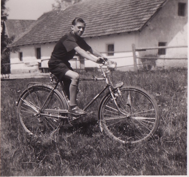 Fritz Rienmüller mit dem 1. Fahrrad