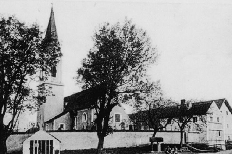 Kirche und Wildenhof Nr1  im Vordergrund links Feuerwehrhaus