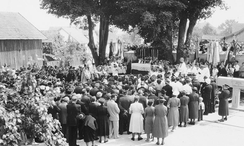 Primizfeier Pfarrer Schmaißer vor Kirche in Oberharthausen