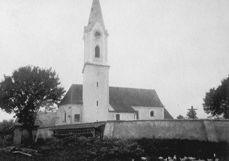 vor 1945 Feuerleiter an Kirchenmauer  davor Badschwemme