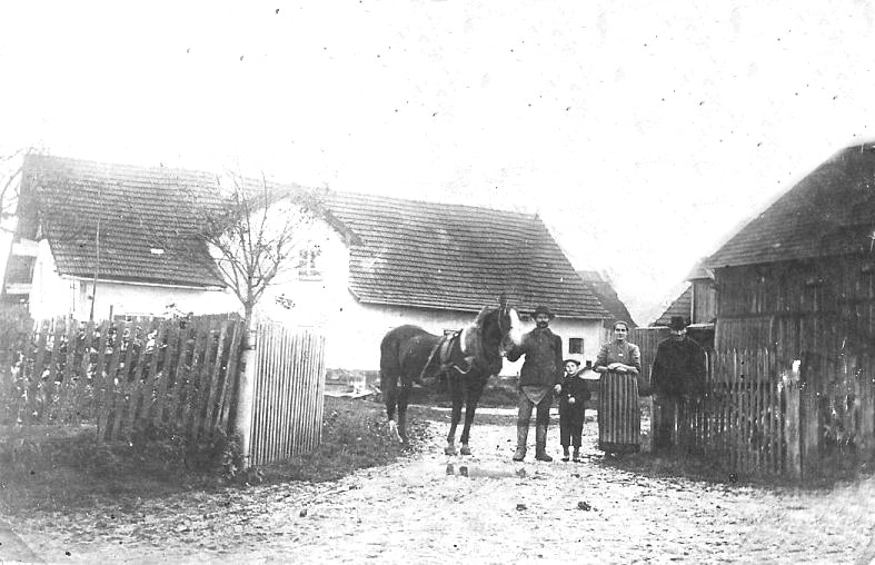 Familie Schiesl  Eltern von Opa vor altem Haus  vor dem Bombard
