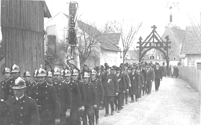 Umzug Prangertag mit alten Pickelmützen