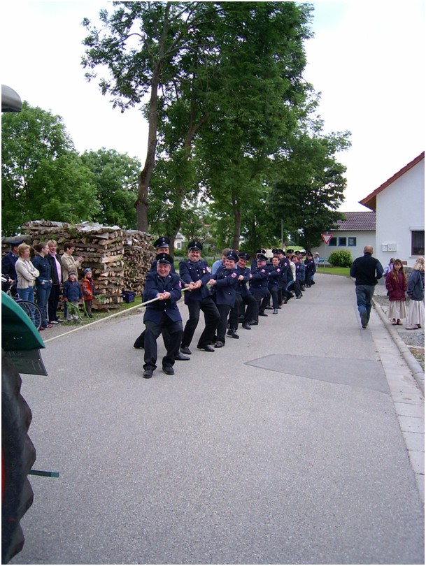 Seilziehen gegen Traktor