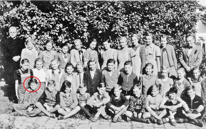 Volksschule Pönning mit Lehrer Rassl und Expositus Müller