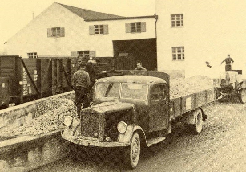 27 656x940 Kartoffelentladung 1940