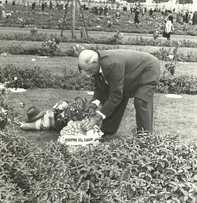 Opa in Italien am Grab seines Sohnes am Soldatenfriedhof Pomezia