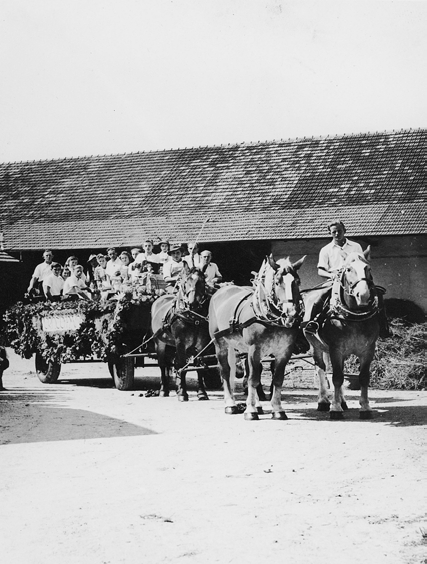 Landjugend mit Festwagen Erntemahl für Volksfest Straubing