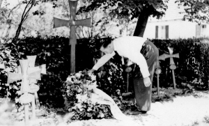 kriegerdenkmal_kranzniederlegung_1956